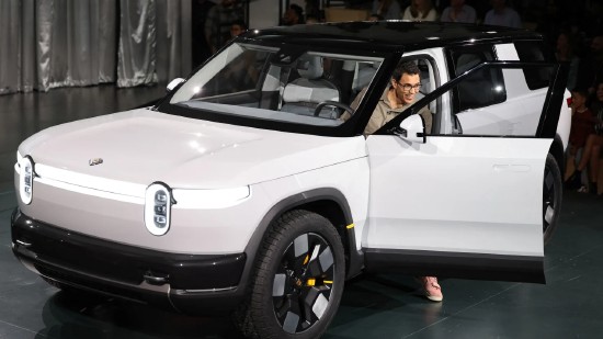  Rivian R2纯电SUV即将亮相，性能版春季开启交付；入门配置推迟至后期。 汽车科技
