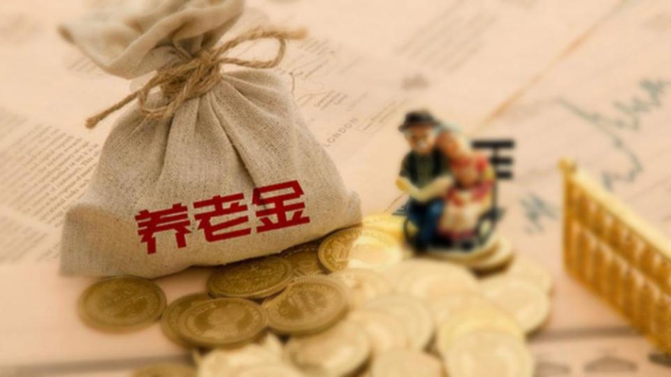  银行逾期扣划养老金引发争议；退休人员生存保障成焦点，法律边界待厘清。 情感心理