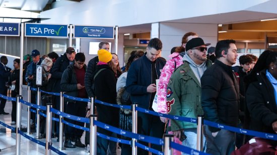 美国机场危机加剧；安保人员无薪坚持，部分设施或将暂停运营。