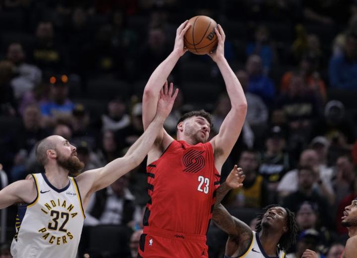  克林根爆发闪耀全场，开拓者险胜步行者；他正向全面得分手转型。 体育新闻