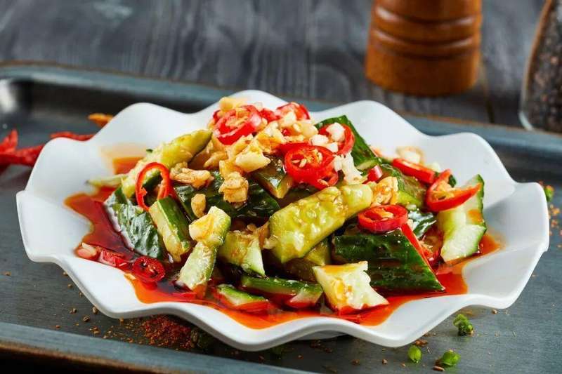  职业打假异化成生意，拍黄瓜竟成举报热点；维权初心渐失，牟利行为引争议。 新闻