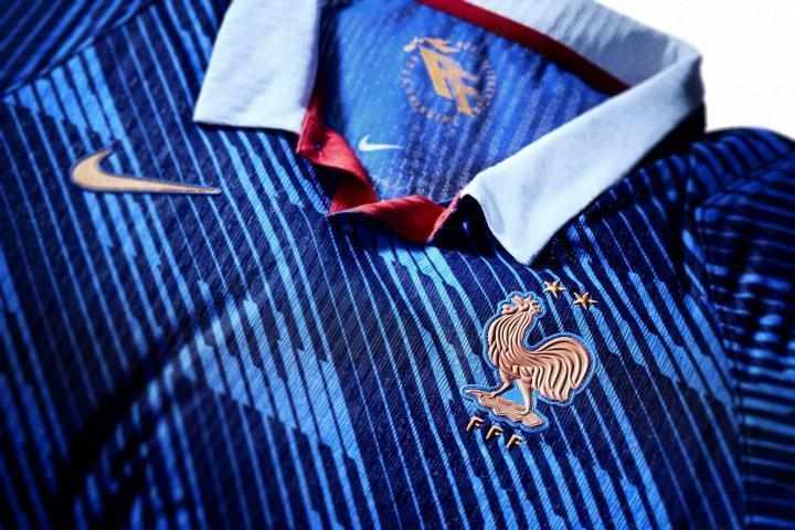  世界杯前夕法国队新球衣亮相；高定价引发球迷热烈讨论；旅行开支同样值得关注。 体育新闻 世界杯前夕法国队新球衣亮相；高定价引发球迷热烈讨论；旅行开支同样值得关注。 体育新闻