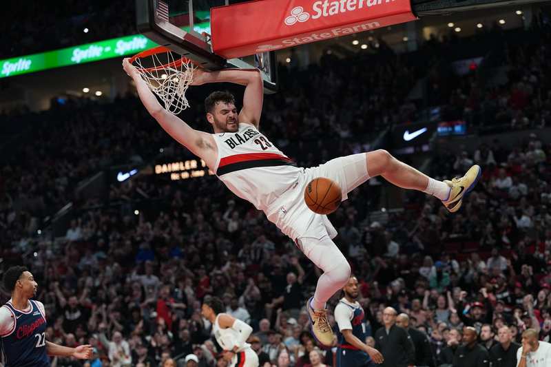  连续57场20+背后的战术困局：小卡破纪录夜的快船体系性崩塌 体育新闻