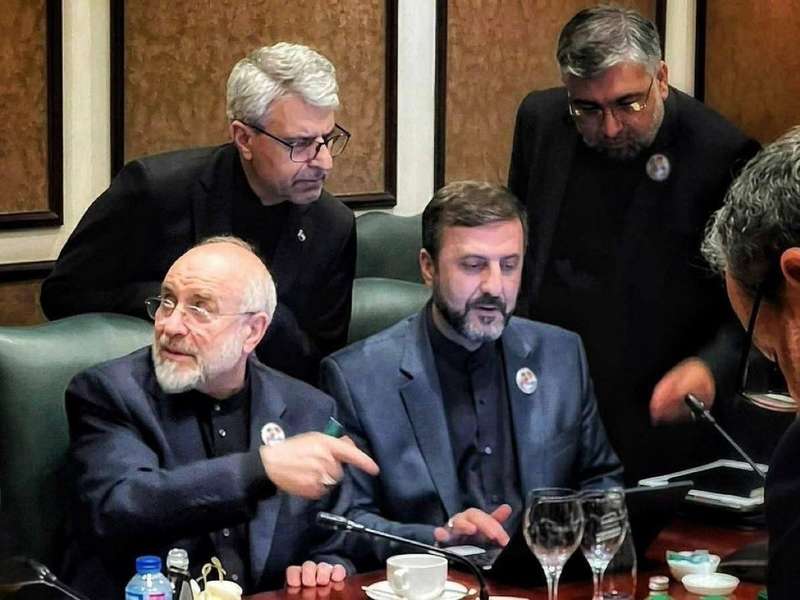  从西装到徽章：美伊谈判的47年对峙与破冰信号深度拆解 新闻